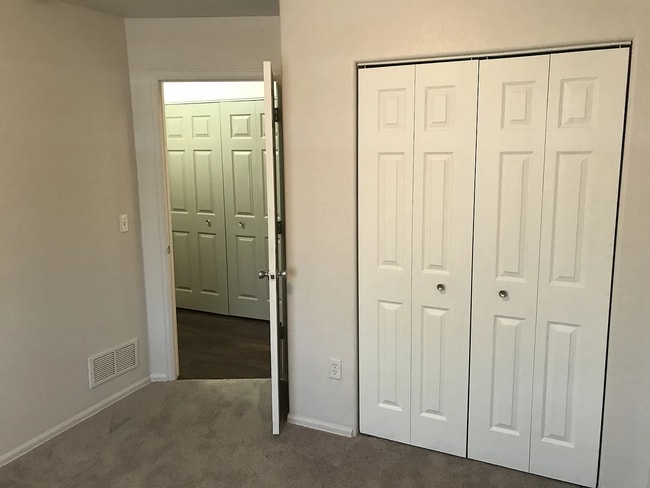 Building Photo - Spacious 5 Bedroom, 3 Bath Ranch Home with 2-Car Garage