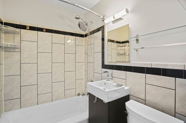 Building Photo - Brentwood Beauty