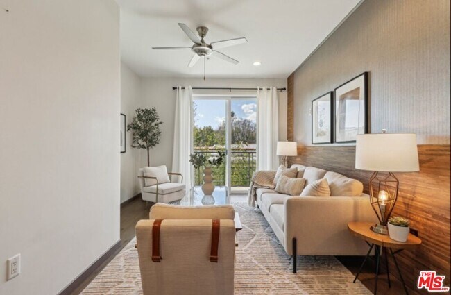 Building Photo - 903 S New Hampshire Ave