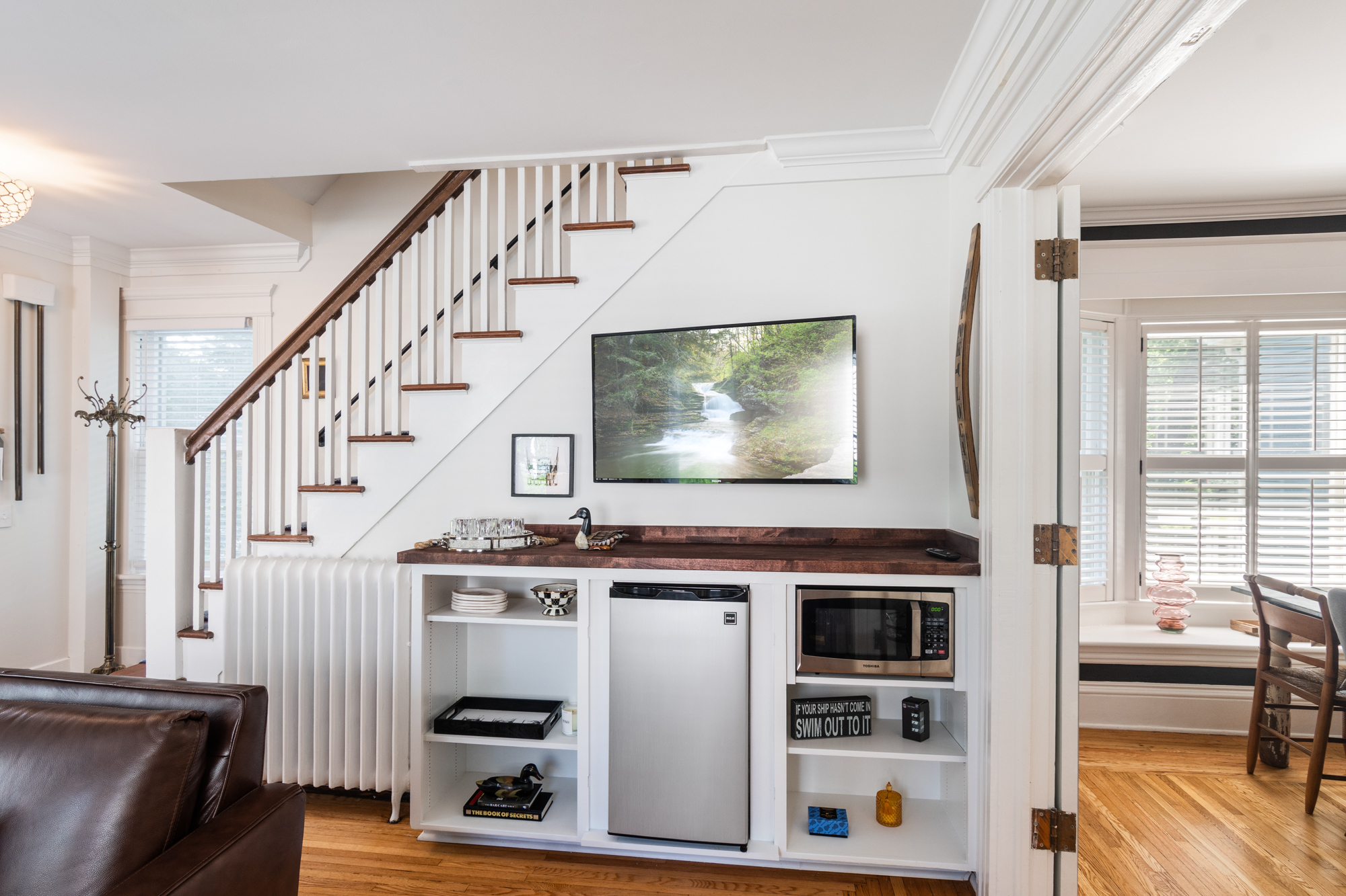 Living room complete with a bar - 5 W Jefferson Rd