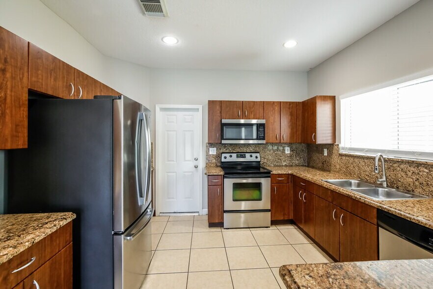 Building Photo - 1241 NE 41st Pl