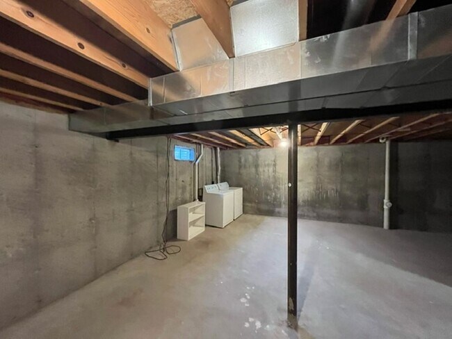 Building Photo - 305