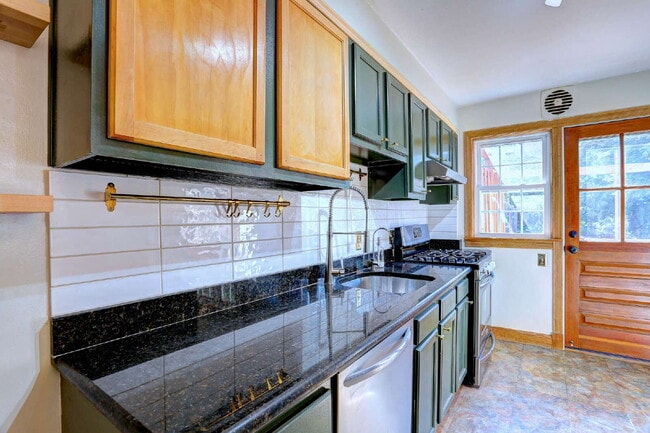 Building Photo - (3BD/2BA) Fabulous Rodgers Forge Townhome