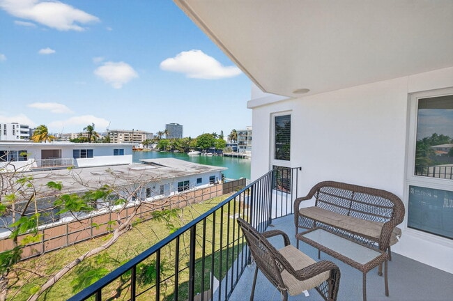 Building Photo - 8125 Crespi Blvd