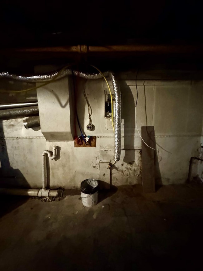 Building Photo - 5517 Jane St