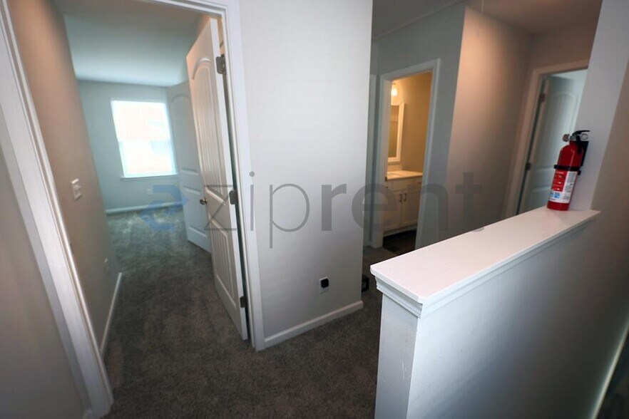 Building Photo - Unit