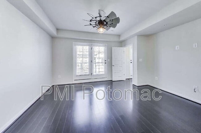 Building Photo - 127 Kandinsky Loop