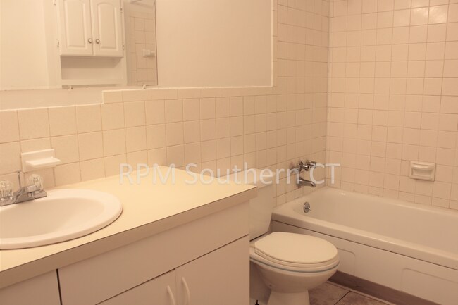 Building Photo - Ranch Style Condo – Hamden – 1 Bedroom