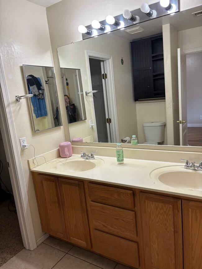 Building Photo - 1925 N Ashland