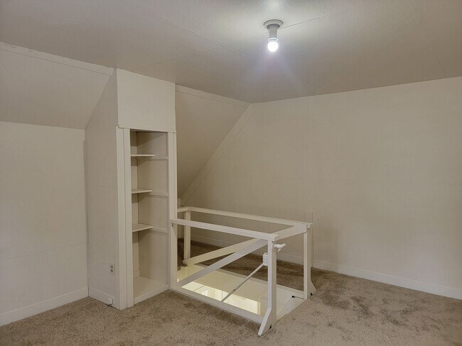 Building Photo - 1 Bedroom 1 Bath Townhome close to University Village!