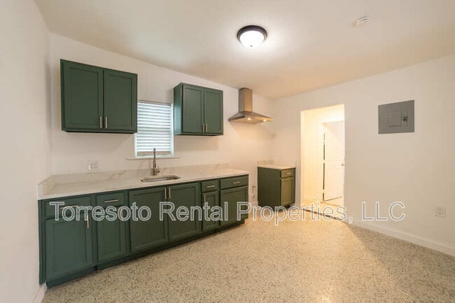 Building Photo - 823 N Trinity