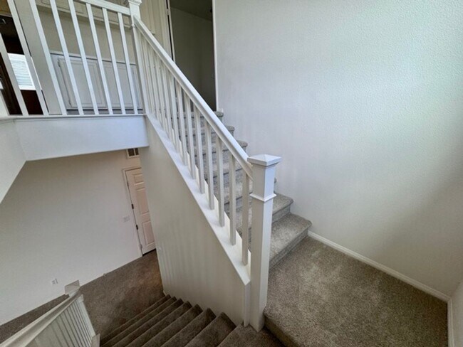 Building Photo - Beautiful 3 Bedroom two story South Temecu...