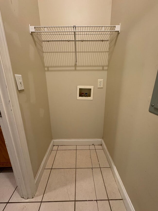Building Photo - Nice 2/2.5 Townhouse in East Rome- $1,295