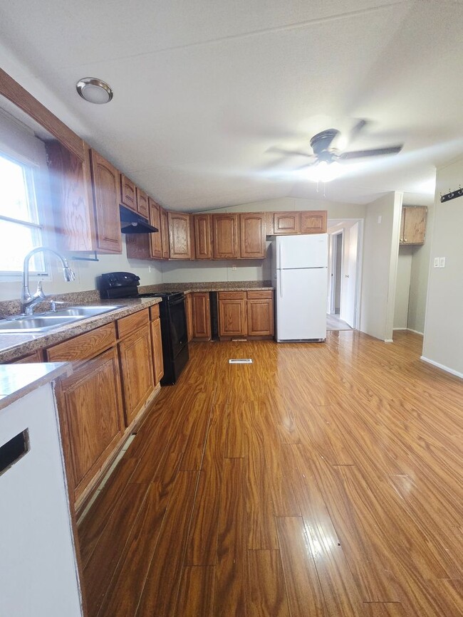 Building Photo - 3 bedroom, 2 bath Mobile Home in Yorktowne