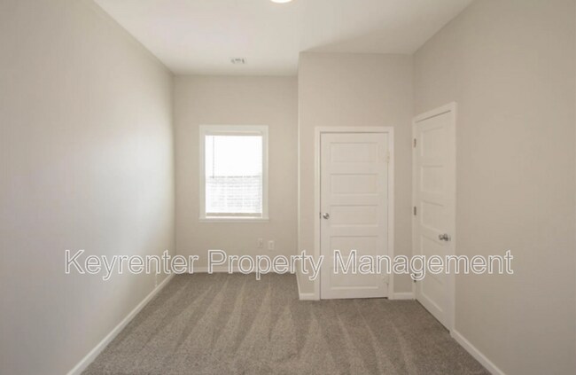 Building Photo - 323 E Will Rogers Blvd