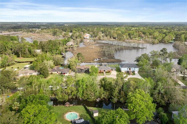 Building Photo - Renovated Waterfront Home