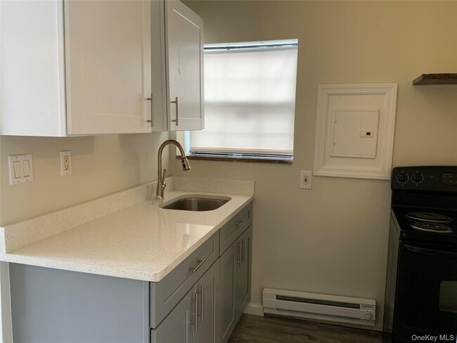 Building Photo - 76 Garden City Ave