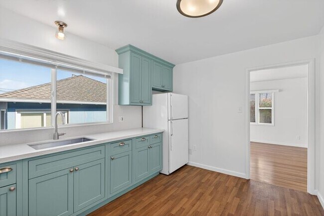 Building Photo - $2,800 /Month Beautiful 1 Bed, 1 Bath Single Story Centrally located in Petaluma!