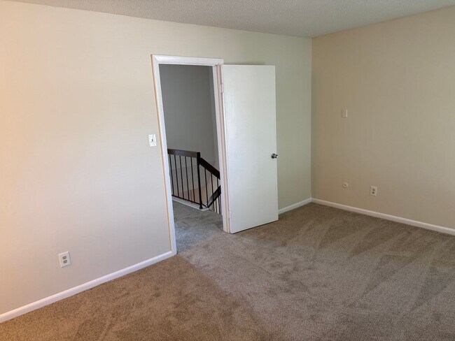 Building Photo - WINDSOR OAKS WEST - Three Bedroom Townhome