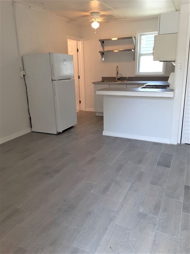 Building Photo - Just leased-Annual unfurnished 2/1 SFH wit...