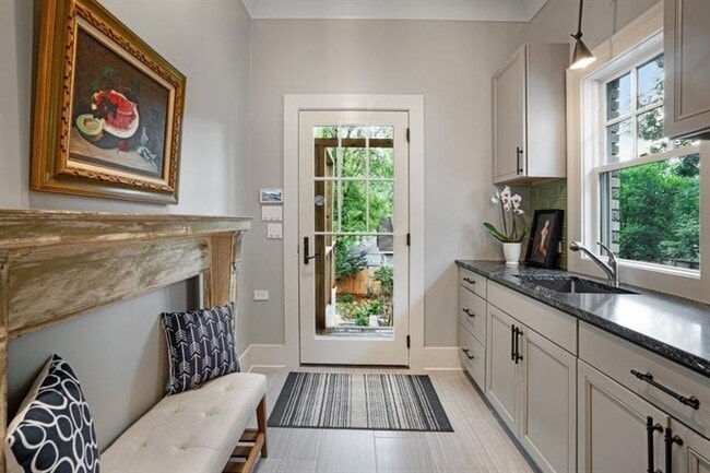 Building Photo - 407 8th St NE