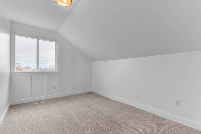 Building Photo - 196 E Water Ln