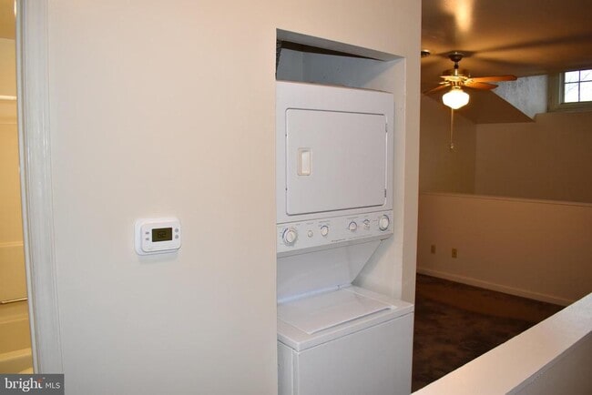 Building Photo - 1121 Stanley Ave