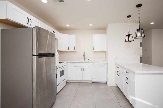 Building Photo - Completely remodeled 2nd floor unit near S...