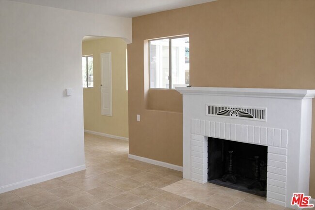 Building Photo - 993 W Hays St