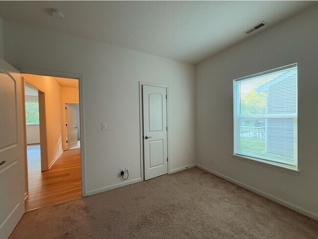 Building Photo - Blackthorne Community...3 Bedroom 2 Bath