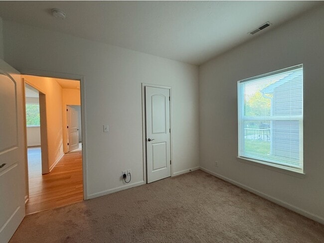 Building Photo - Blackthorne Community...3 Bedroom 2 Bath w/office
