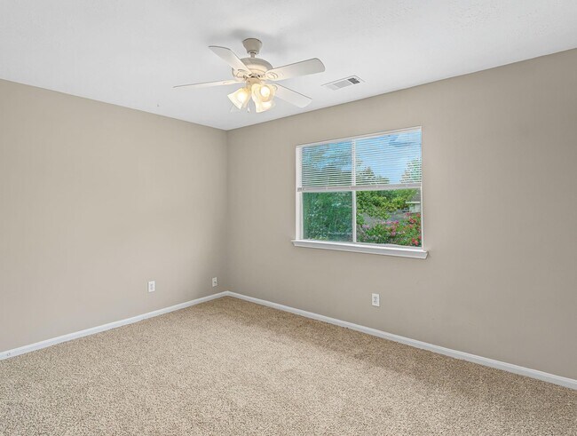Building Photo - 2026 Mossy Trail Dr