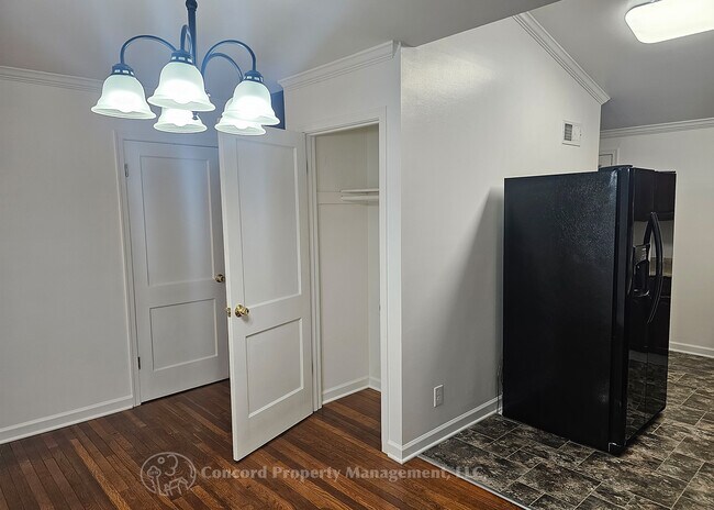 Building Photo - 7607 Meadow Way