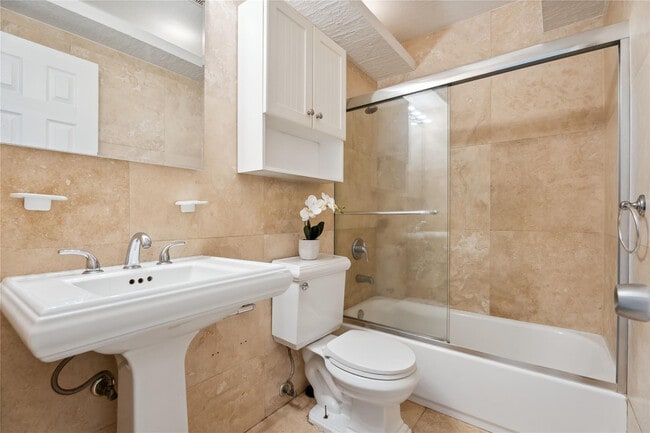 Building Photo - 1848 NE 46th St