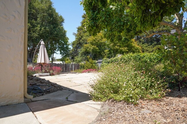 Building Photo - 3 Bedroom Home Available in East Richmond ...