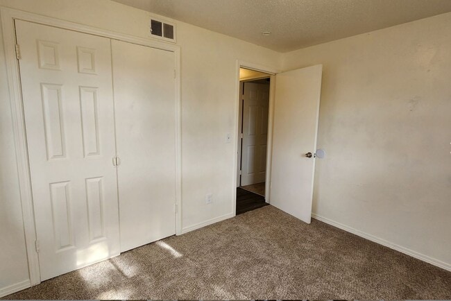 Building Photo - 5 bedroom 2.5 bath - Accepting Housing Vouchers