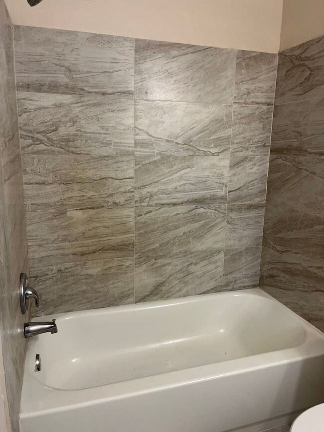 Building Photo - Nice 2 Bed 1 Bath, Unit Located in Quiet S...