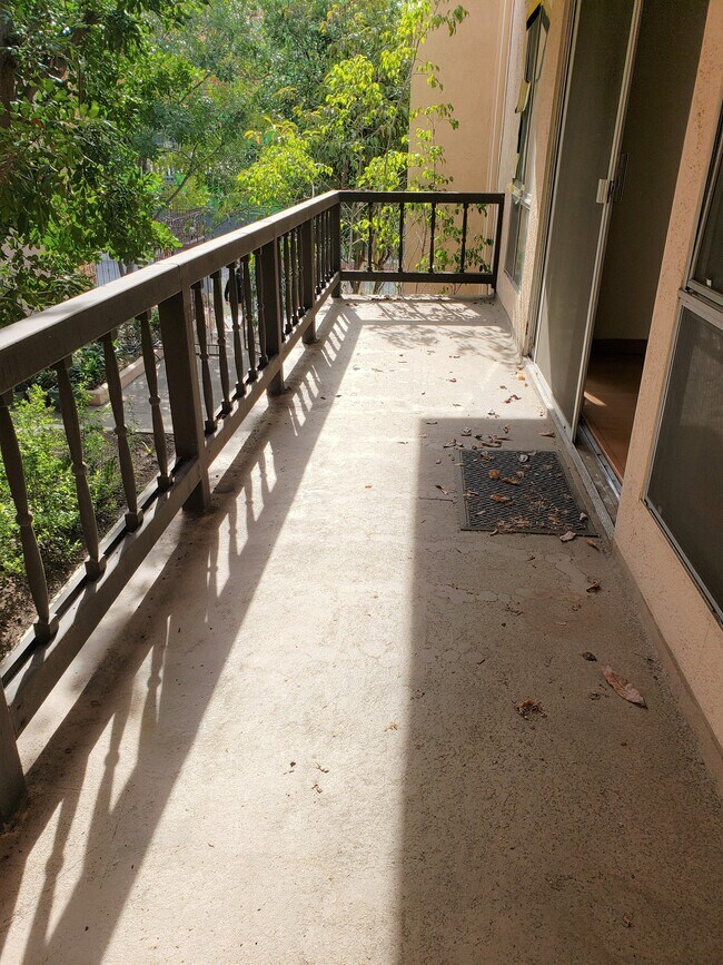 Building Photo - 1127 E Del Mar Blvd