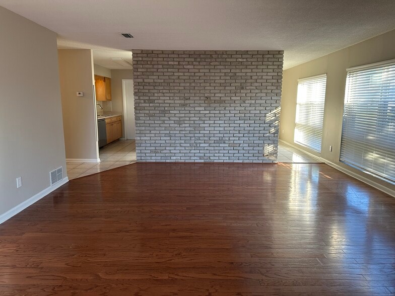 Building Photo - 6524 Voltaire Dr