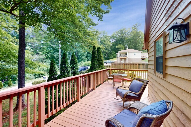 Building Photo - 247 Lakeview Ln