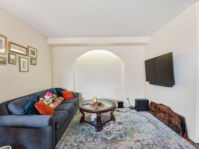 Building Photo - Oversized One-Bedroom Condo in a Prime Van Ness Location!