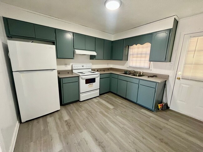 Building Photo - 2409 University Dr