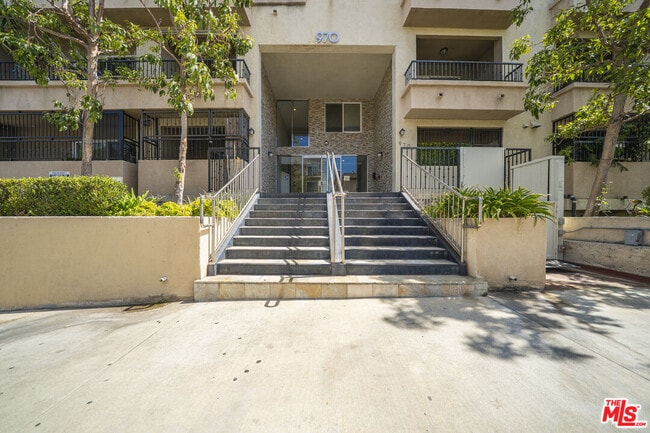 Building Photo - 970 S St Andrews Pl