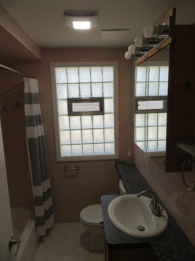 Building Photo - 6948 W Wellington Ave