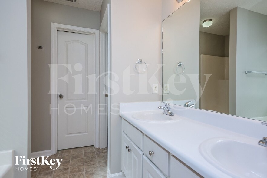 Building Photo - 833 Brandon Dr