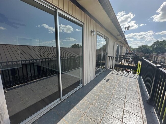 Building Photo - 1210 Hi Stirrup