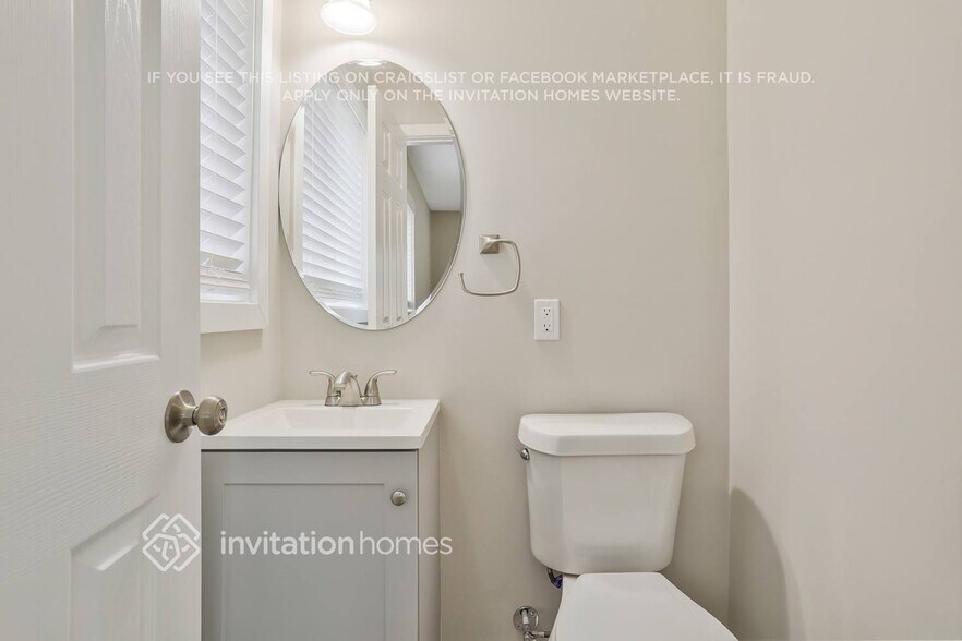 Building Photo - 327 Terrydale Dr SE