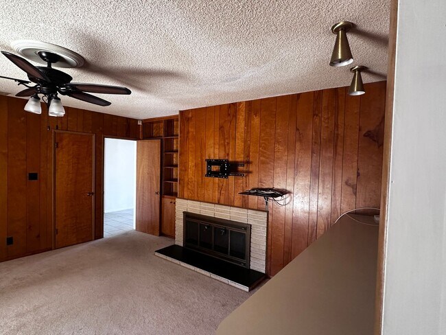 Building Photo - HOUSE