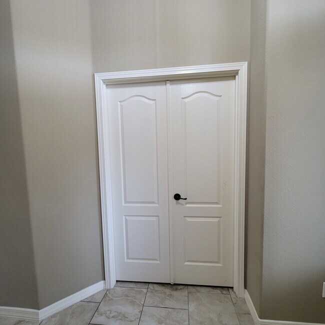 Building Photo - 14513 Meadow Lawn