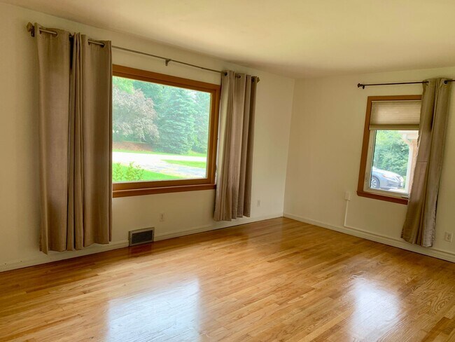Building Photo - 14865 Pershing Dr